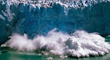RACHADURAS CATASTRÓFICAS As geleiras da Antártida e da Groenlândia hoje perdem gelo em velocidade duas vezes maior do que em 2002 - mais de 360 bilhões de toneladas por ano - DAN RAFLA/AURORA PHOTOS/CORBIS/LATINSTOCK