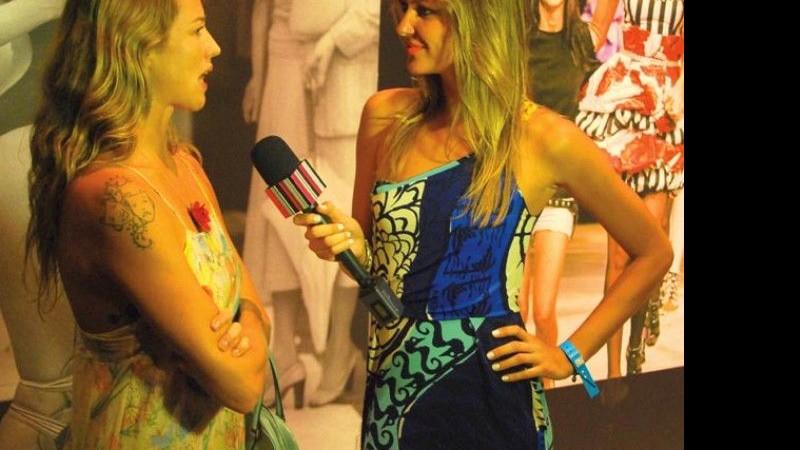 <b>QUEM É MAIS GATA?</b> Luana Piovani dá entrevista a Ellen Jabour no corre-corre do Fashion Rio - LUCAS LANDAU