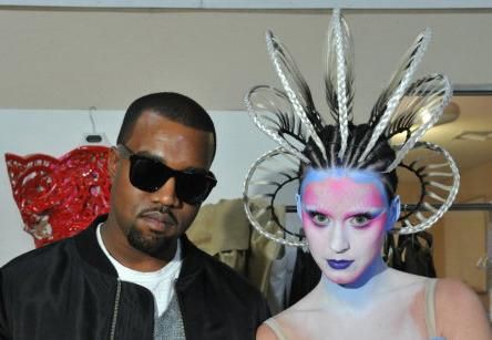 Kanye West e Katy Perry, toda produzida, no set de "E.T."
