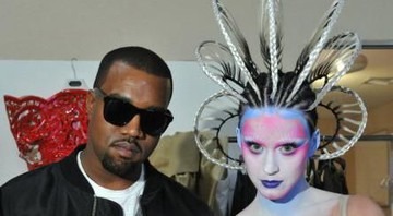 Kanye West e Katy Perry, toda produzida, no set de "E.T." - Reprodução/Twitter oficial da artista