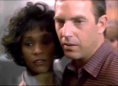 Whitney Houston e Kevin Costner trabalharam juntos em O Guarda-Costas, de 1992; filme ganhará remake