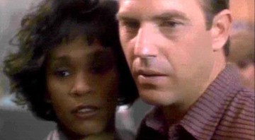 Whitney Houston e Kevin Costner trabalharam juntos em <i>O Guarda-Costas</i>, de 1992; filme ganhará remake - Reprodução