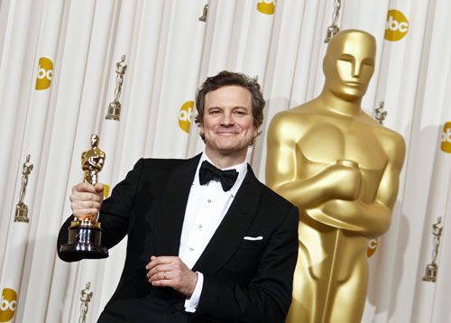 Colin Firth e sua estatueta de melhor ator, por O Discurso do Rei, no Oscar 2011