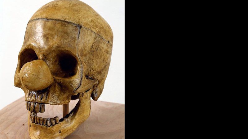 Esqueleto com nariz de palhaço de Vik Muniz integra a mostra Relicário