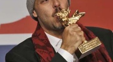 José Padilha, com o Urso de Ouro que ganhou por <i>Tropa de Elite</i>, em 2008: diretor poderá dirigir reboot de <i>Robocop</i> - AP