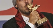 José Padilha, com o Urso de Ouro que ganhou por <i>Tropa de Elite</i>, em 2008: diretor poderá dirigir reboot de <i>Robocop</i> - AP