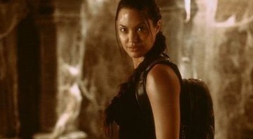 Angelina Jolie como Lara Croft na adaptação feita em 2001: heroína será levada às telas novamente em reboot - Reprodução
