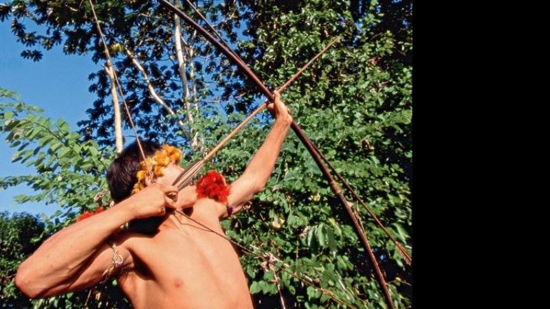 CAÇADOR E CAÇA Índio da tribo awá-guajá utiliza arco e flecha para caçar - um hábito já quase extinto entre a maioria das tribos indígenas brasileiras.