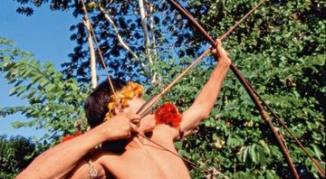 <b>CAÇADOR E CAÇA</b> Índio da tribo awá-guajá utiliza arco e flecha para caçar - um hábito já quase extinto entre a maioria das tribos indígenas brasileiras. - fotos ANDRÉ PESSOA