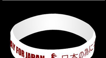 Lady Gaga cria pulseira visando ajudar as vítimas do terremoto no Japão - Reprodução