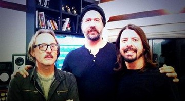 Butch Vig, Krist Novoselic e Dave Grohl durante as gravações do novo disco do Foo Fighters; banda aproveitará o Record Store Day para lançar vinil de covers - Reprodução/Twitter Foo Fighters