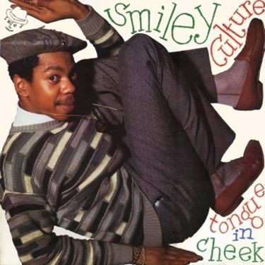 A capa do disco Tongue in Cheek, de Smiley Culture, que morreu aos 48 anos