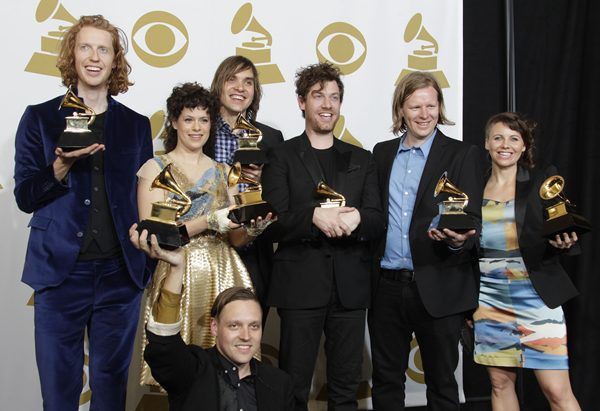 O Arcade Fire com o prêmio de melhor álbum do ano, em 2010, no Grammy: Tim Kingsbury, baixista da banda (segundo da direita para a esquerda), diz que integrantes estão indecisos sobre shows na América do Sul