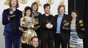 O Arcade Fire com o prêmio de melhor álbum do ano, em 2010, no Grammy: Tim Kingsbury, baixista da banda (segundo da direita para a esquerda), diz que integrantes estão indecisos sobre shows na América do Sul - AP