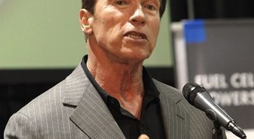 Arnold Schwarzenegger assumirá o apelido "Governator" em série animada e HQ que misturam sua vida e uma história de super-herói - AP
