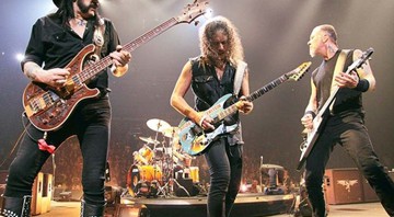 EXEMPLO Lemmy (à esq.) no palco com seus fãs, do Metallica - ©JEFF YEAGER