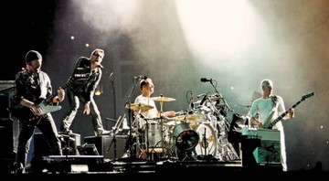 <b>MULTIDIMENSIONAIS</b> Na nova turnê, o U2 (nesta imagem, em Roma, em outubro do ano passado) ataca por todos os lados - NA DUPLA ANTERIOR: SIMONE CECCHETTI/CORBIS/LATINSTOCK