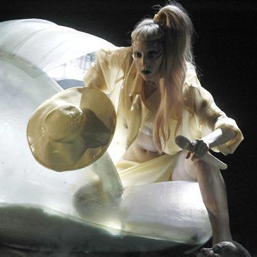 Lady Gaga contribuiu com a música "Born This Way" para a coletânea Songs for Japan