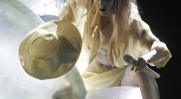 Lady Gaga contribuiu com a música "Born This Way" para a coletânea <i>Songs for Japan</i> - AP