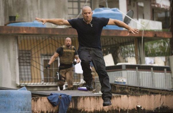 Dwayne Johnson e Vin Diesel em cena de Velozes e Furiosos 5 - Operação Rio