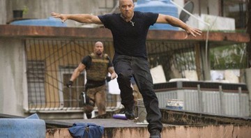 Dwayne Johnson e Vin Diesel em cena de <i>Velozes e Furiosos 5 - Operação Rio</i> - Universal Pictures/Divulgação