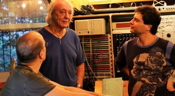 Erasmo Carlos e Frejat em estúdio, durante as gravações do novo disco do Tremendão - Reprodução/Twitter oficial