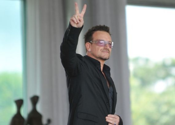 Bono em passagem pelo Brasil; U2 está atualmente na Alemanha, gravando um clipe