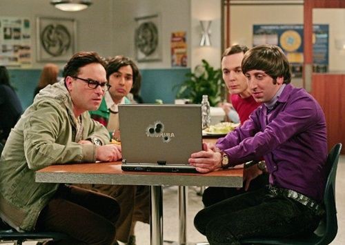 Leonard (Johnny Galecki, esq, frente), Raj (Kunal Nayyar, esq, fundo), Sheldon (Jim Parsons, dir, fundo) e Howard (Simon Helberg, dir, frente): os protagonistas em cena de The Big Bang Theory