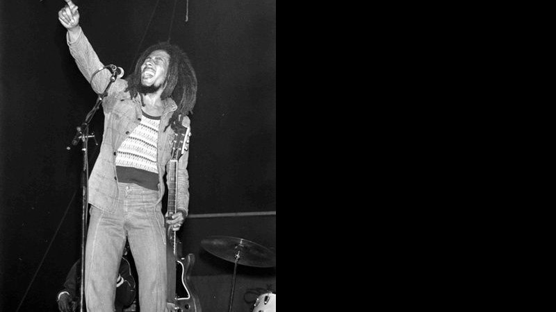 Bob Marley se apresenta para um público de 40.000 pessoas durante um festival de reggae que aconteceu em julho de 1980 em Paris, na França.