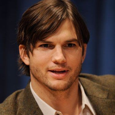 Ashton Kutcher deverá entrar para o elenco de Two and a Half Men, substituindo Charlie Sheen