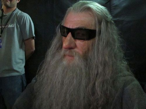 Ian McKellen de óculos 3D e caracterizado de Gandalf