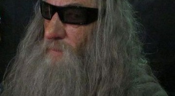 Imagem que Ian McKellen divulgou dele no set de O Hobbit: explosão no estúdio onde filme está sendo rodado feriu duas pessoas - Reprodução/Twitter