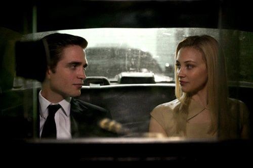 Robert Pattinson aparece ao lado de Sarah Gadon na primeira foto divulgada de Cosmopolis, de David Cronenberg