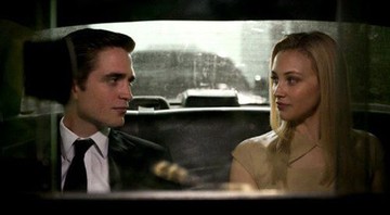 Robert Pattinson aparece ao lado de Sarah Gadon na primeira foto divulgada de <i>Cosmopolis</i>, de David Cronenberg - Reprodução/Twitter