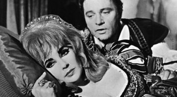 Elizabeth Taylor e Richard Burton em um dos filmes que fizeram juntos, <i>Doctor Faustus</i>: história do casal deverá ser contada no cinema - Reprodução