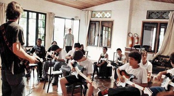 ESCOLA DO ROCK No Instituto Rolling Stone Brasil, jovens têm o primeiro contato com a guitarra elétrica e recebem uma oportunidade rara no Brasil: estudar e se iniciar no mundo do rock - FOTOS: THAIS AZEVEDO