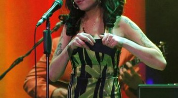 Amy Winehouse no desastroso show em Belgrado - AP