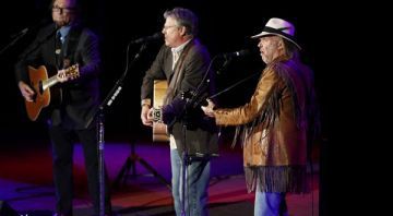 Neil Young, Stephen Stills e Richie Furay farão turnê de reunião do Buffalo Springfield em 2012 - AP