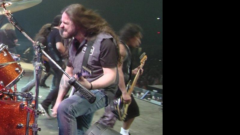 Andreas Kisser no palco com o BiG 4, ao lado do baixista do Metallica, Robert Trujillo (dir.)