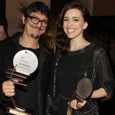 Pedro Luís e Roberta Sá exibem o troféu que receberam na festa