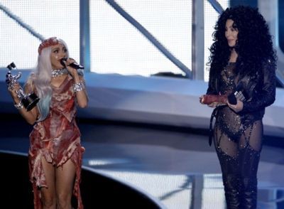 Cher regrava faixa de Lady Gaga em seu novo álbum