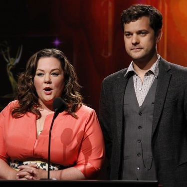 Melissa McCarthy e Joshua Jackson apresentando os indicados ao Emmy