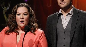 Melissa McCarthy e Joshua Jackson apresentando os indicados ao Emmy - AP