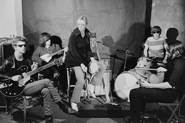 Lou Reed, Sterling Morrison, Nico, Ari, Moe Tucker e John Cale, clicados por Stephen Shore, parte da mostra <i>I Am a Cliché</i> - Stephen Shore