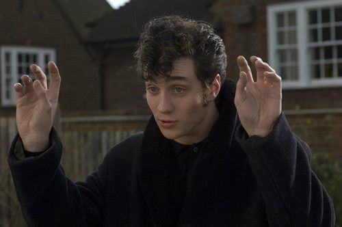 Aaron Johnson interpreta um jovem John Lennon no filme Nowhere Boy, de 2010