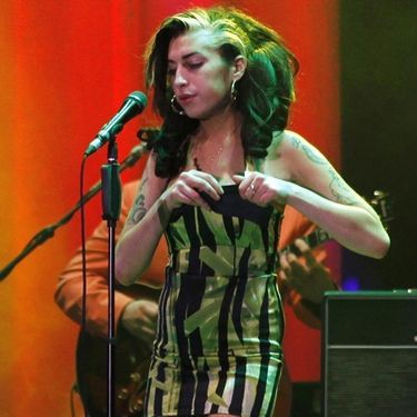 Amy Winehouse no desastroso show quando foi vaiada: cantora fez participação na performance de sua protegida - AP