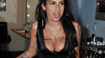 Amy Winehouse, em evento no primeiro semestre de 2010; cantora foi encontrada morta aos 27 anos, em 23 de julho de 2011 - AP