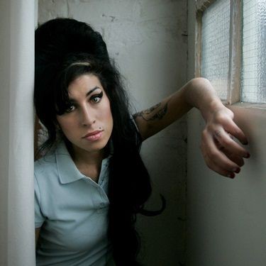 Amy Winehouse é lembrada por famosos no Twitter