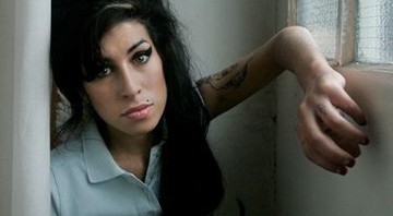 Amy Winehouse é lembrada por famosos no Twitter - AP