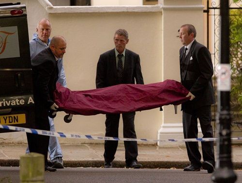 O corpo da cantora Amy Winehouse é retirado de sua casa, neste sábado, 23, em Londres; a cantora morreu aos 27 anos